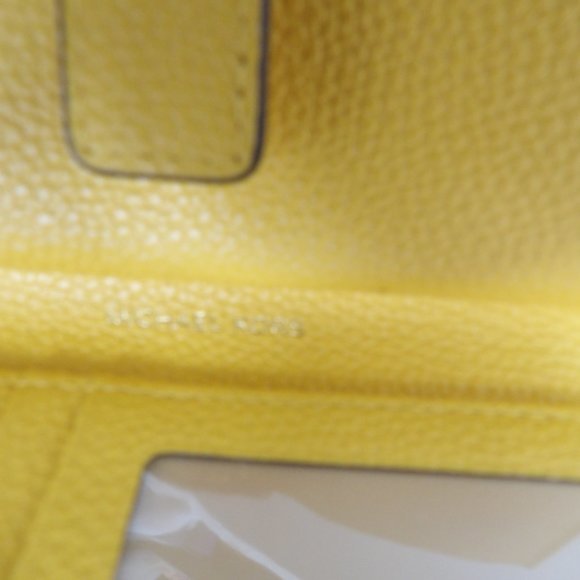 COPY - Michael Kors Jet Set -Pebble Leather Ph Wristlet - Picture 6 of 16